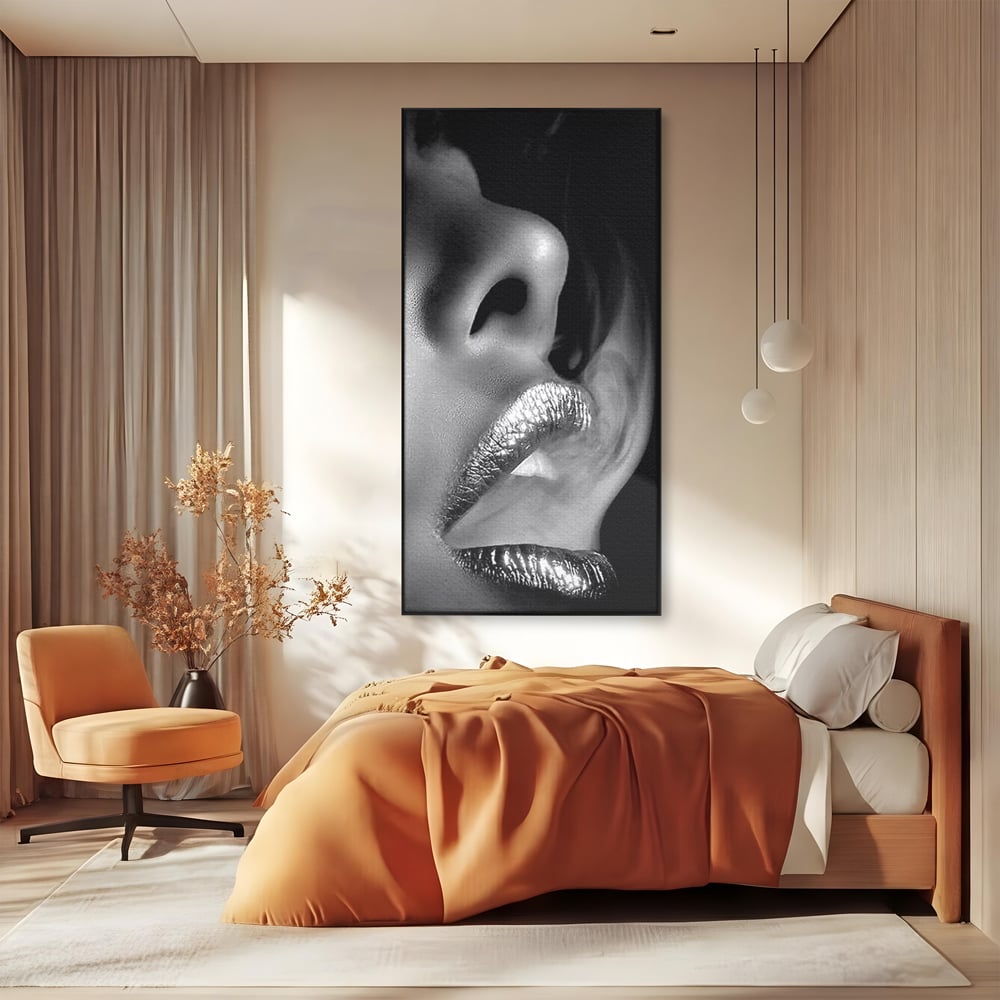Tablou canvas cu tablou canvas cu buze si fum, in rama de aluminiu negru, pe perete intr-un dormitor